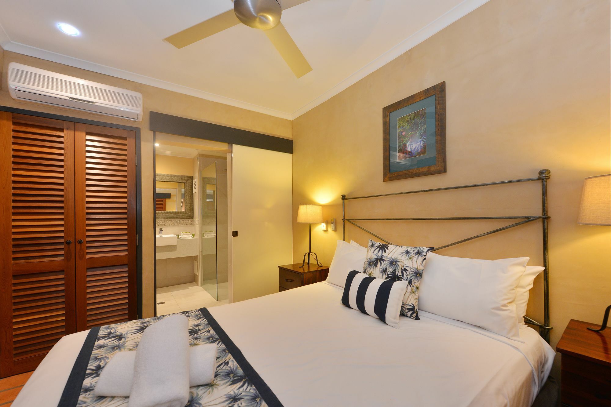 Seascape Apartments At Villa San Michele Port Douglas Exteriör bild